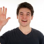Freundlicher Mann winkt